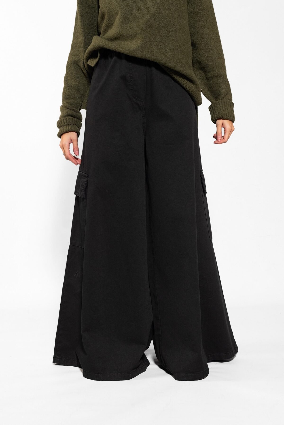 Pantalón palazzo estilo cargo, muy ancho, color negro, con bolsillos.