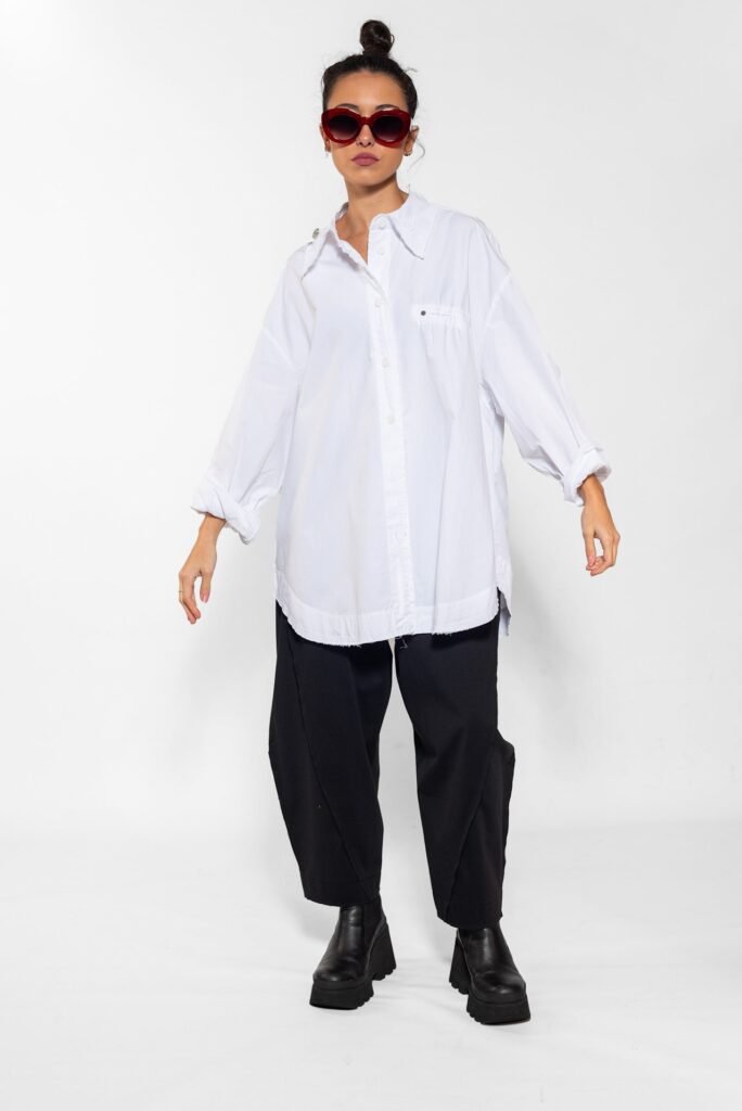 Camisa blanca tradicional con acabados modernos, desgastados y charms.