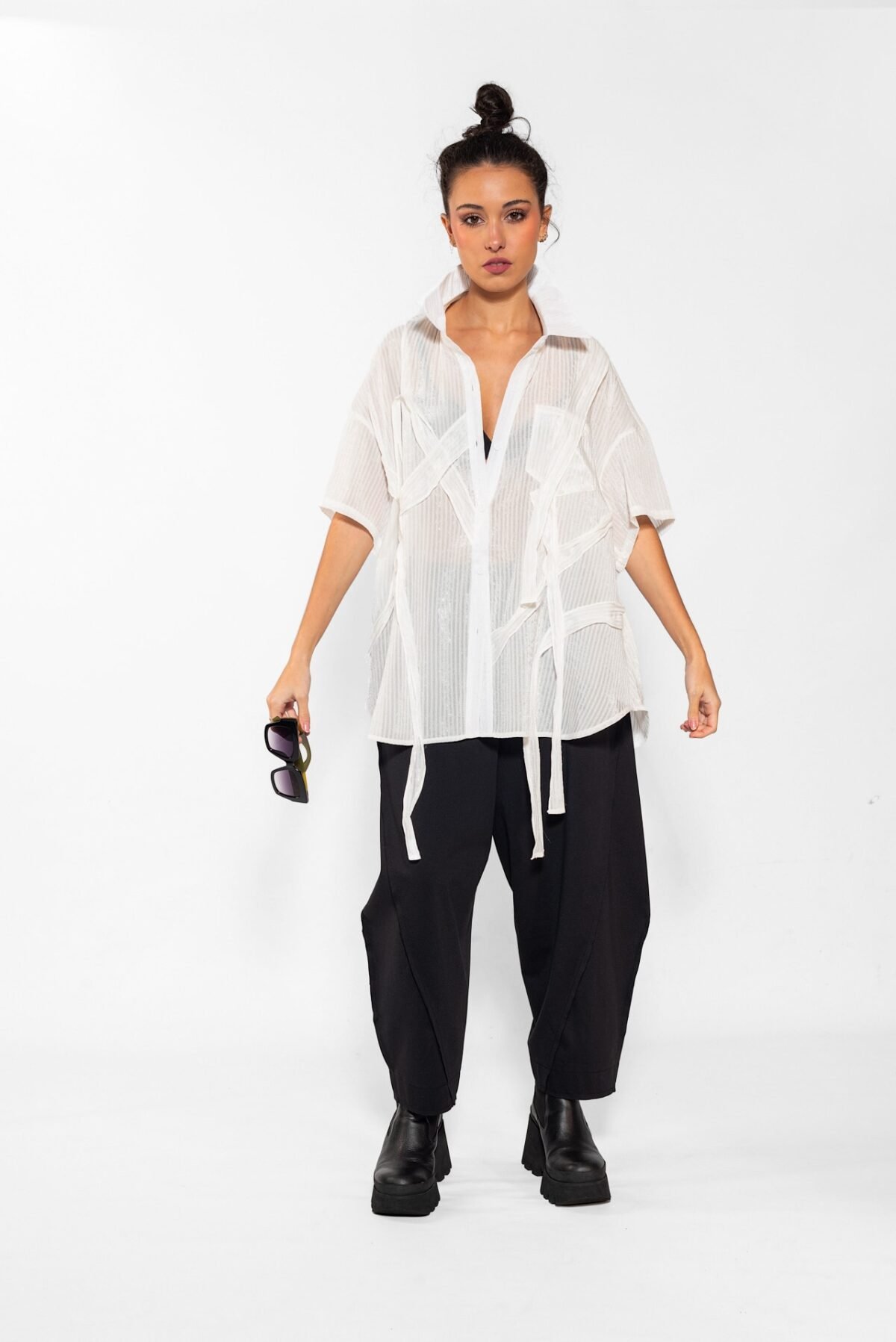 Camisa moderna y atrevida, color blanco, manga corta, con cuellos.