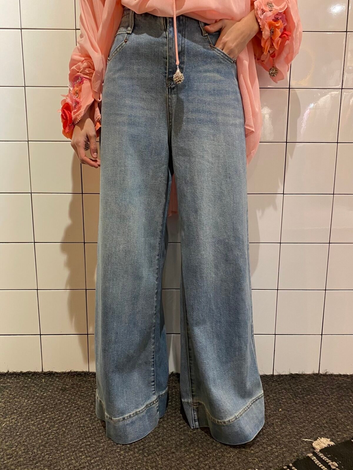 Pantalón vaquero claro, corte palazzo, con detalles modernos y originales.