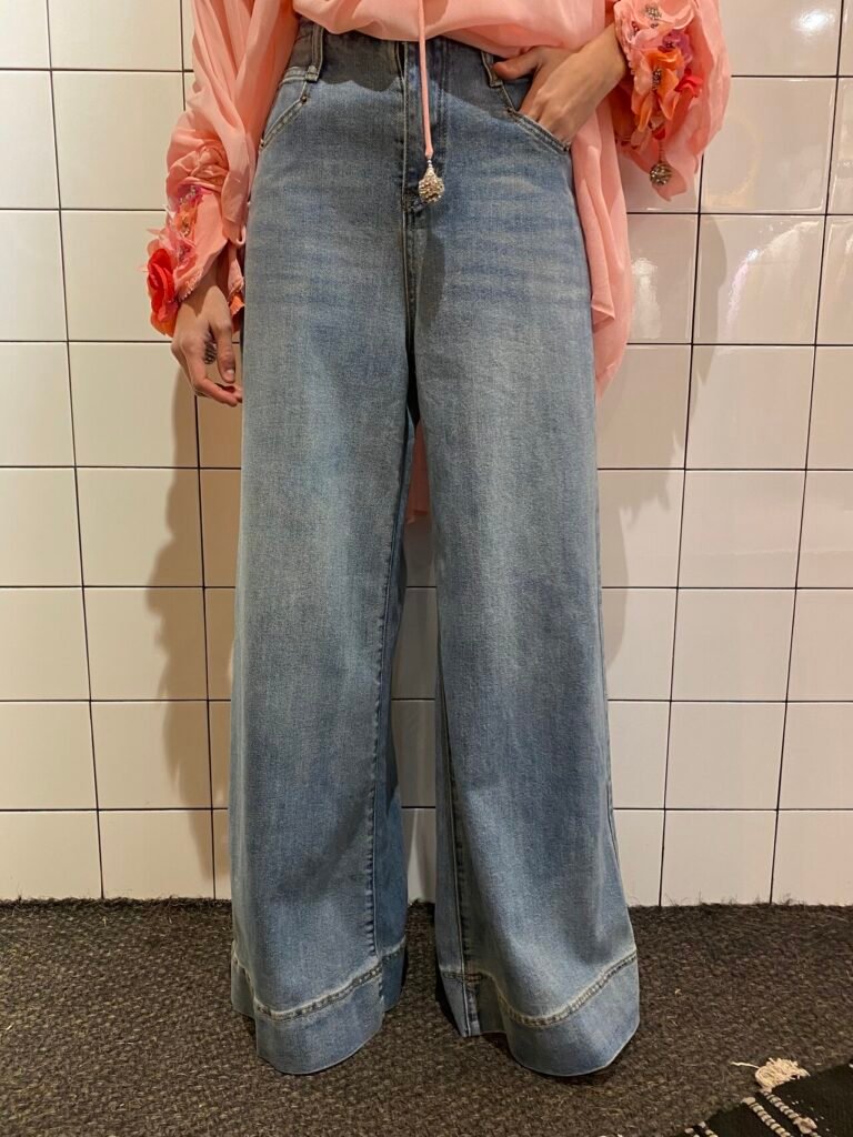 Pantalón vaquero claro, corte palazzo, con detalles modernos y originales.